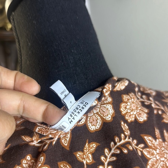 DEREK LAM 10 CROSBY
Rhea Printed Linen Blend Top - Picture 9 of 10